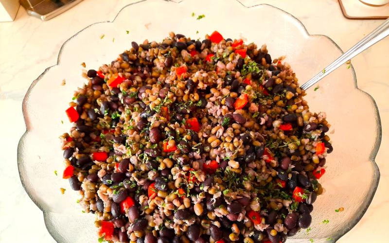 schwarze_bohnen_mungobohnen_salat1.jpg
